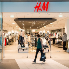 Nur heute: 15% auf alles bei H&M und Gratisversand, z.B. Bluse mit Bindebändern für CHF  25.46 statt CHF 29.95